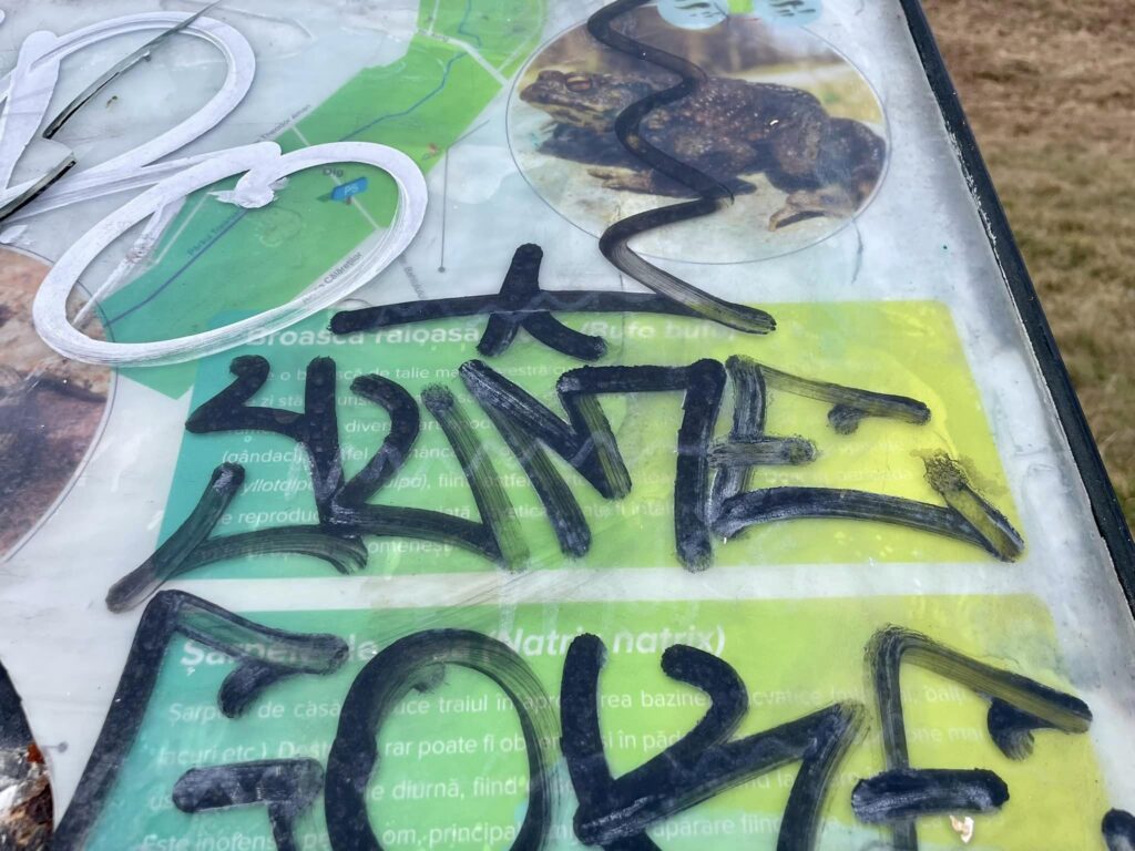panouri informative vandalizate ”ca la carte” în parcul sub arini (foto)