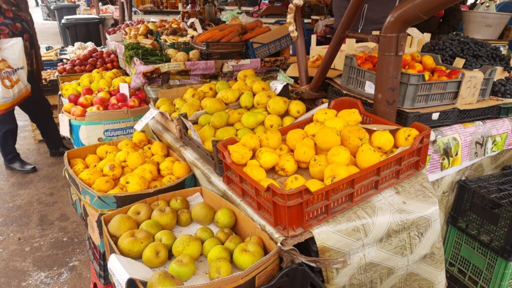 ce putem cumpăra în această perioadă din piața cibin. varză murată, mere golden și acadele cu propolis, printre “delicatese” (foto)
