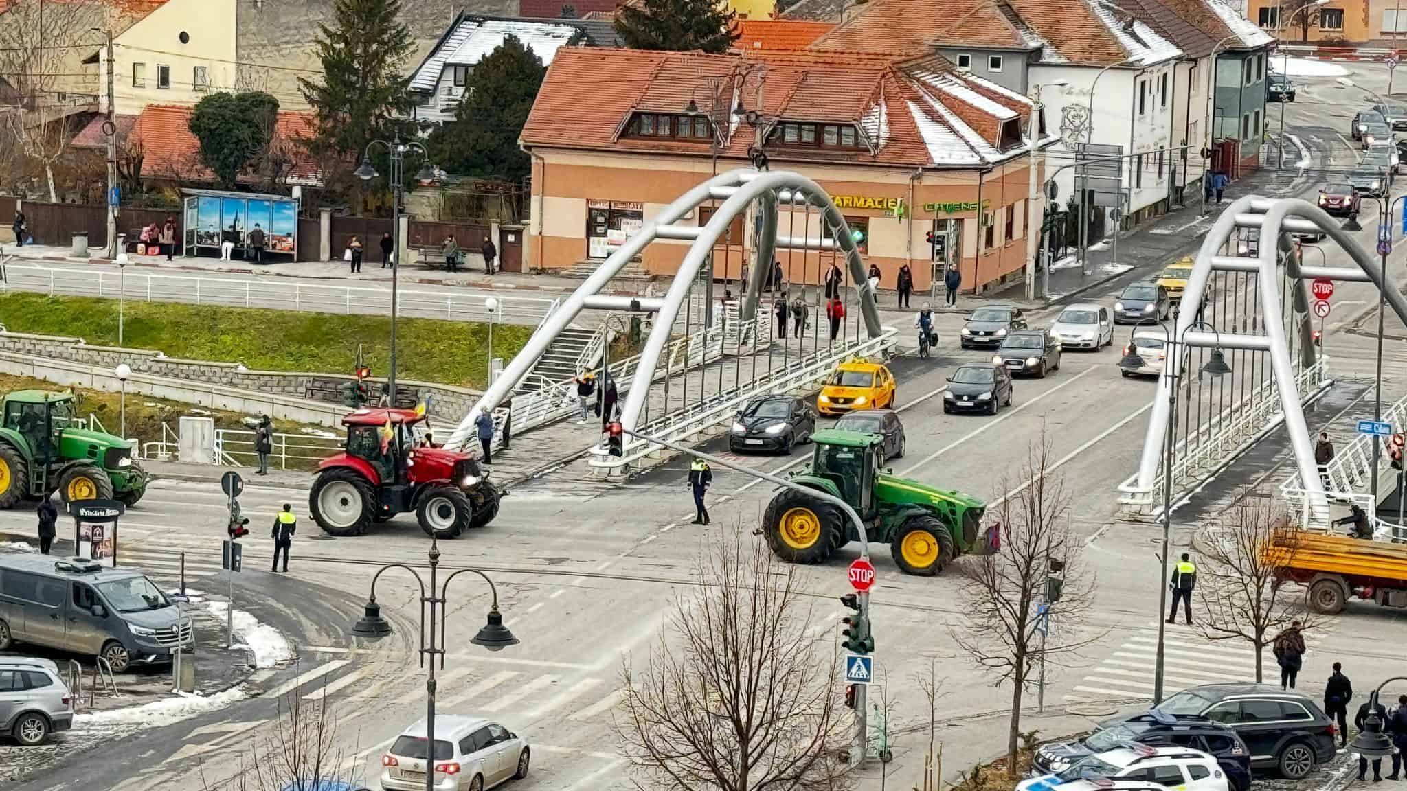 protestul fermierilor la sibiu continuă. circulă cu tractoarele pe străzile din municipiu (live text, video, foto)