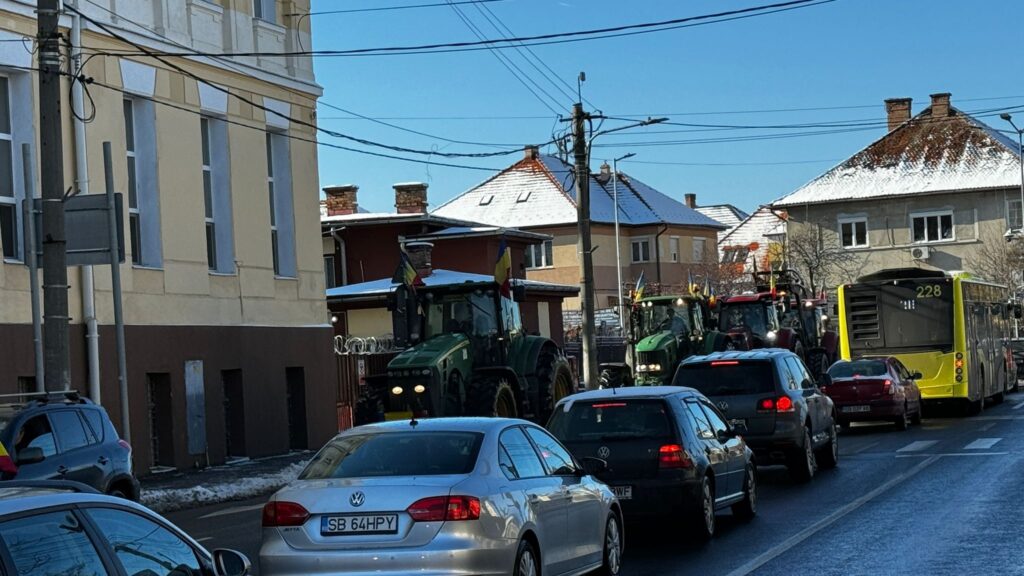 Protestul fermierilor continuă și sâmbătă, la Sibiu. Coloana de utilaje merge cu viteză redusă prin oraș (foto, video)