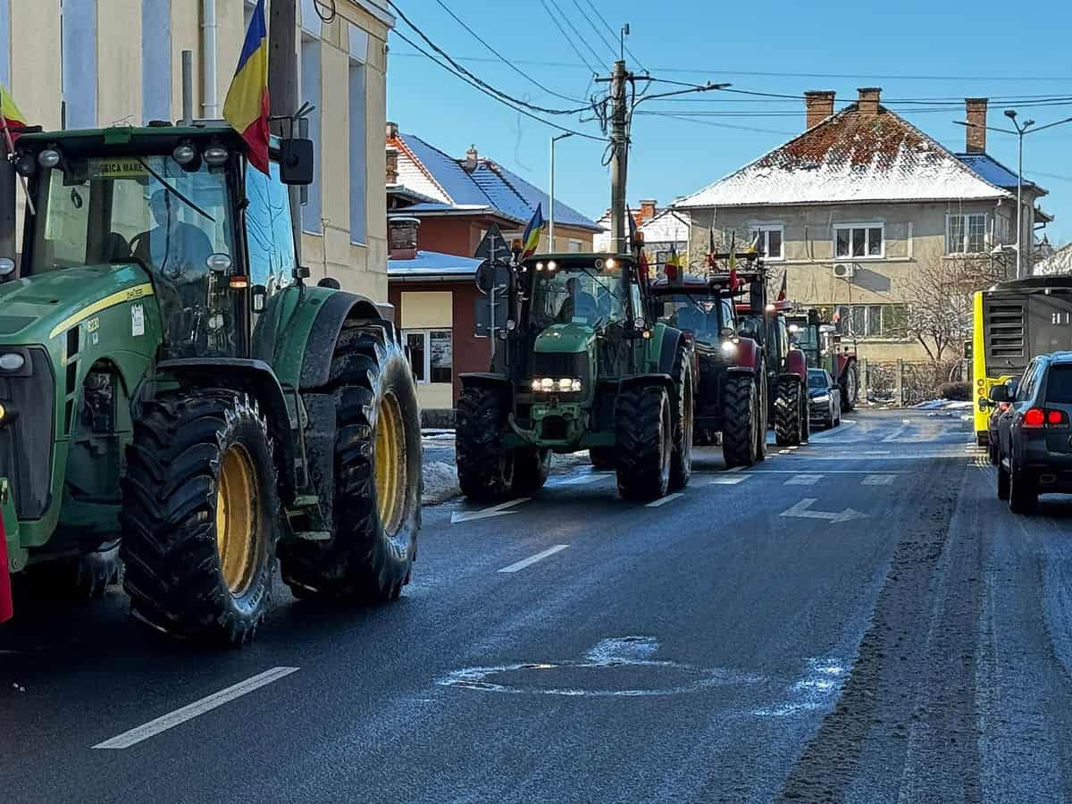 Protestul fermierilor continuă și sâmbătă, la Sibiu. Coloana de utilaje merge cu viteză redusă prin oraș (foto, video)