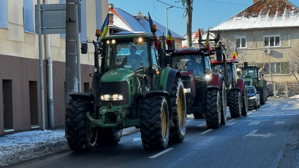 Protestul fermierilor continuă și sâmbătă, la Sibiu. Coloana de utilaje merge cu viteză redusă prin oraș (foto, video)