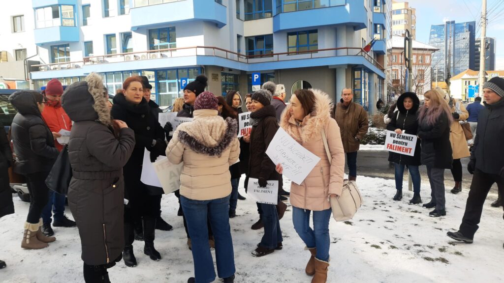 zeci de medici de familie din sibiu au ieșit în stradă. „este o bătaie de joc” (foto, video)