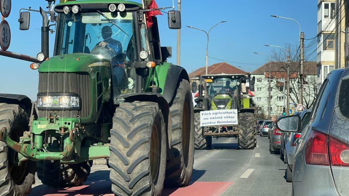 fermierii au reluat protestele în sibiu. vor merge cu tractoarele și pe drumurile naționale (video, foto)