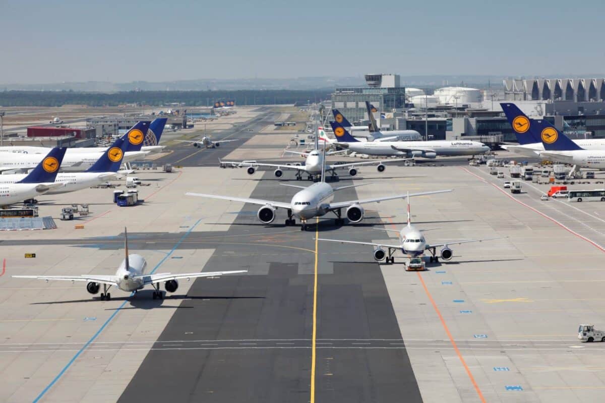 peste 1.000 de zboruri afectate joi de o grevă pe mai multe aeroporturi din germania