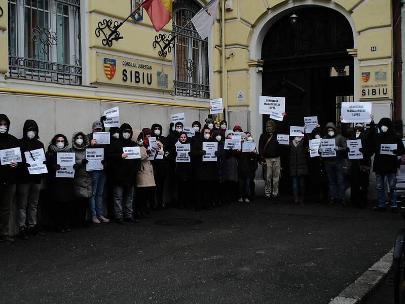 războiul petițiilor la filarmonica din sibiu. sindicaliștii și susținătorii managerului lupeș „se duelează” online
