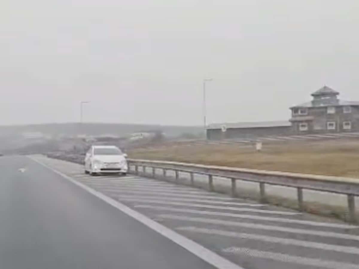 șoferiță amendată cu peste 1.400 lei pentru că a condus pe contrasens pe autostrada sibiu - boița. a rămas și fără permis