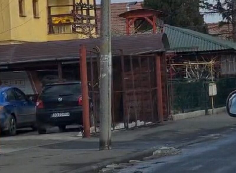 pericol în fața școlii 21 din sibiu. un stâlp stă să cadă din cauza vântului (video)