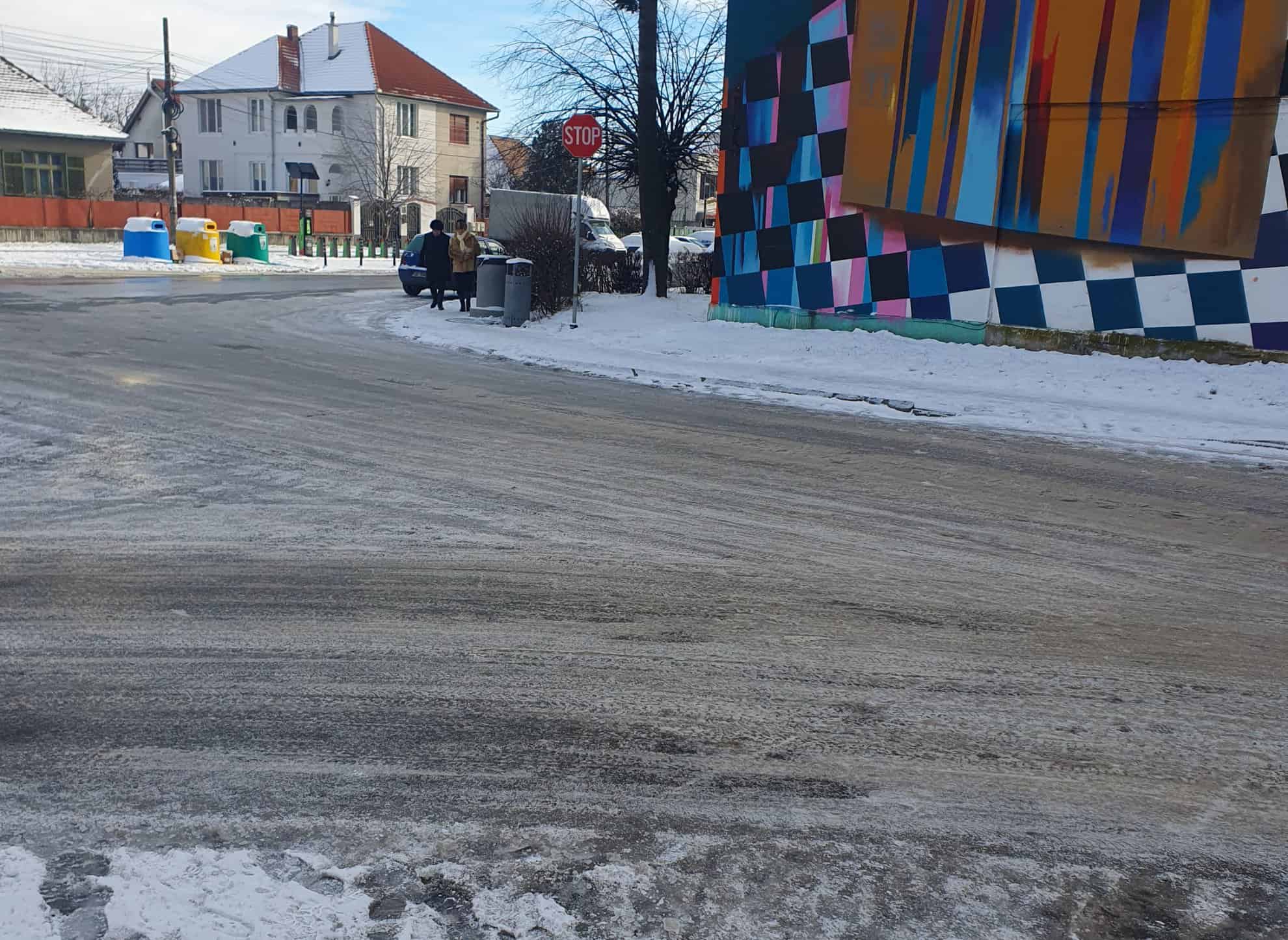 „patinoar” pe mai multe străzi din sibiu. primăria spune că s-a intervenit, dar materialul antiderapant n-a avut efect din cauza gerului  