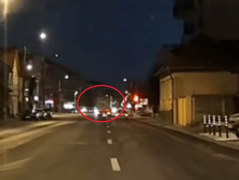 șofer de tir filmat cum trece pe roșu, pe strada lungă. probabil a crezut ca nu îl vede nimeni (video)