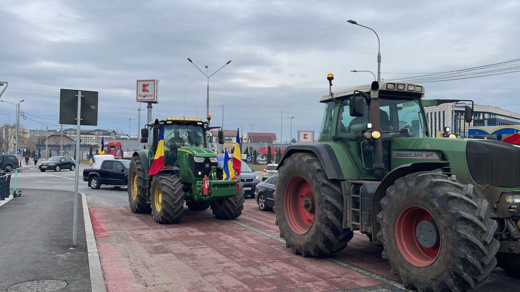 sibiul paralizat de protestul fermierilor. zeci de tractoare merg cu viteză mică pe principalele străzi din municipiu (foto, video)