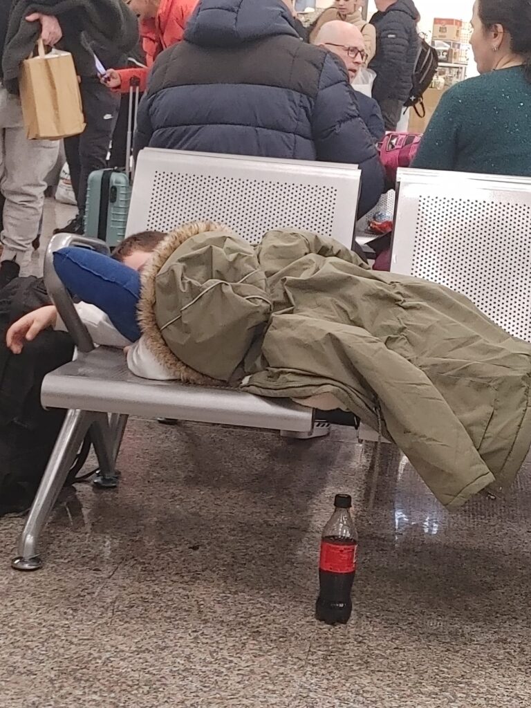 zeci de pasageri blocați de mai bine de 8 ore în aeroport la sibiu. avionul de dortmund nu a mai decolat. „ne-au zis să coborâm deoarece e defect” (video)