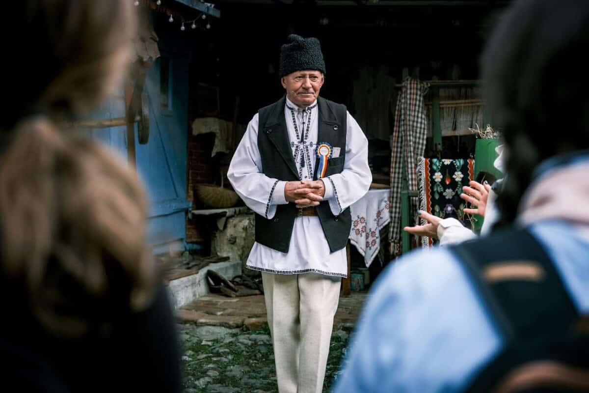 povestea lui moș pavel: un moldovean mândru care păstrează tradițiile vii în rășinari (foto)