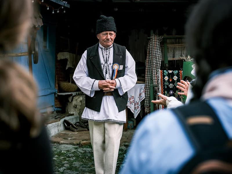 povestea lui moș pavel: un moldovean mândru care păstrează tradițiile vii în rășinari (foto)