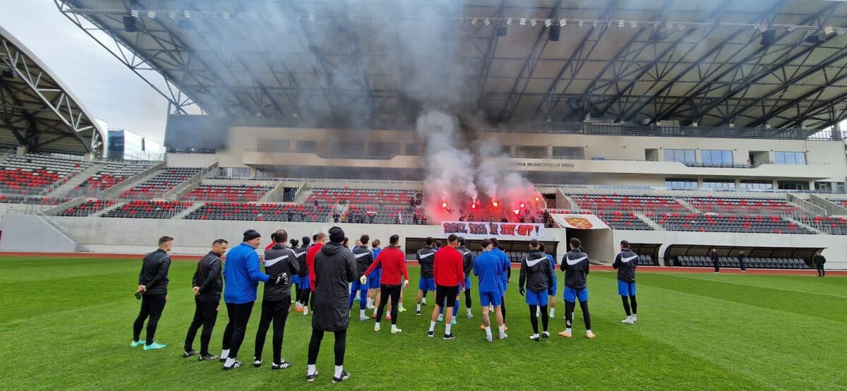 galeria lui fc hermannstadt a mers la stadion să încurajeze jucătorii de înaintea meciului cu petrolul (video foto)