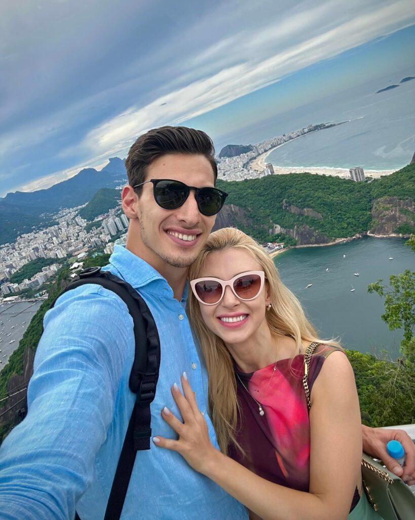 Sibianul Victor Cornea a zburat spre Chile. A petrecut o săptămână de vacanță cu Andreea Bălan în Brazilia (foto)