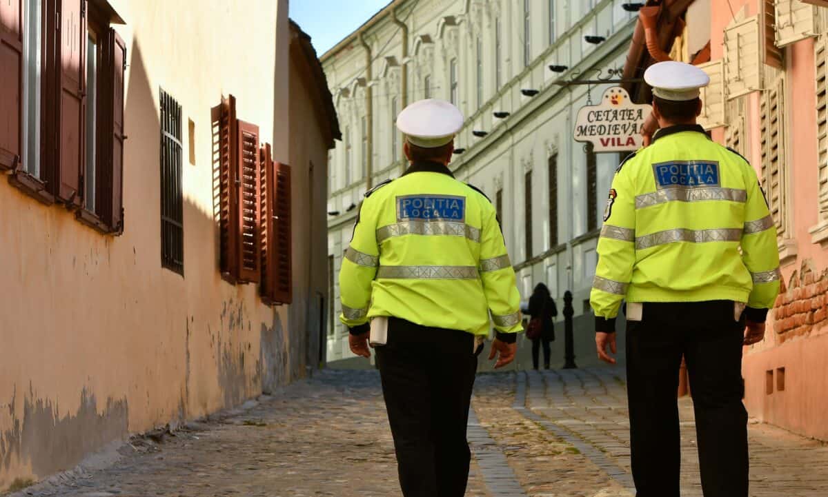 Hoți prinși în acțiune de o patrulă de la Poliția Locală. Dădeau o lovitură într-o locuință de pe strada Anton Pann