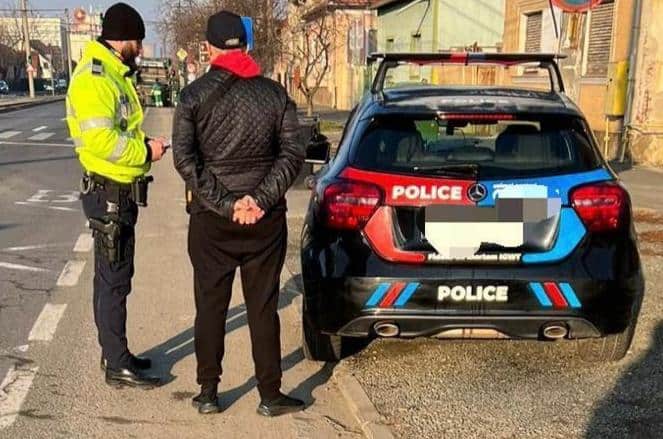 un român și-a vopsit mașina ca să arate ca una de poliție. a rămas fără numere și a primit și amendă (foto)