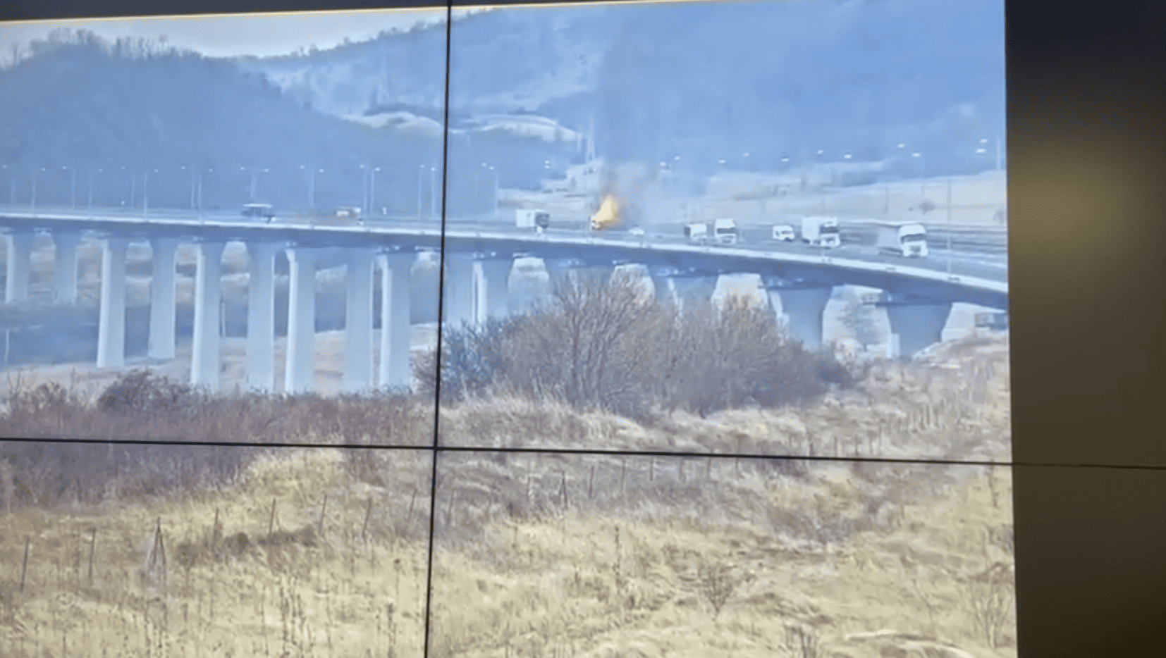 camion mistuit de flăcări pe autostrada a1 în zona viaductului de la aciliu (foto, video)