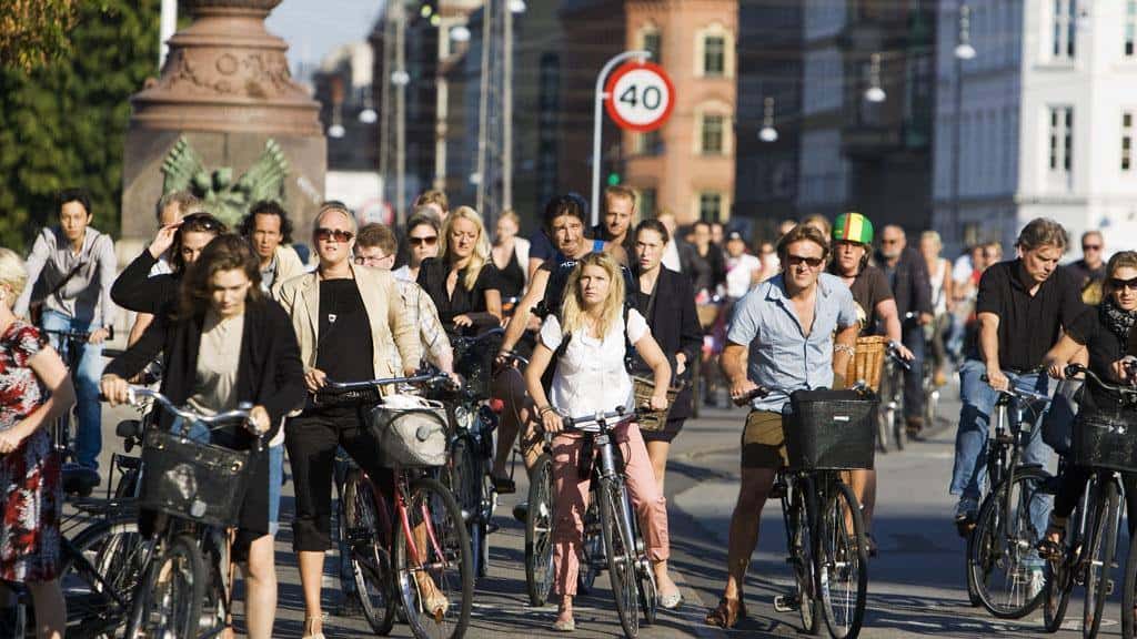 inițiativă inedită a unui tânăr din sibiu. îndeamnă oamenii să lase mașinile acasă și să folosească bicicletele. ''vă așteptăm plini de energie și bucurie în ecoweekend''