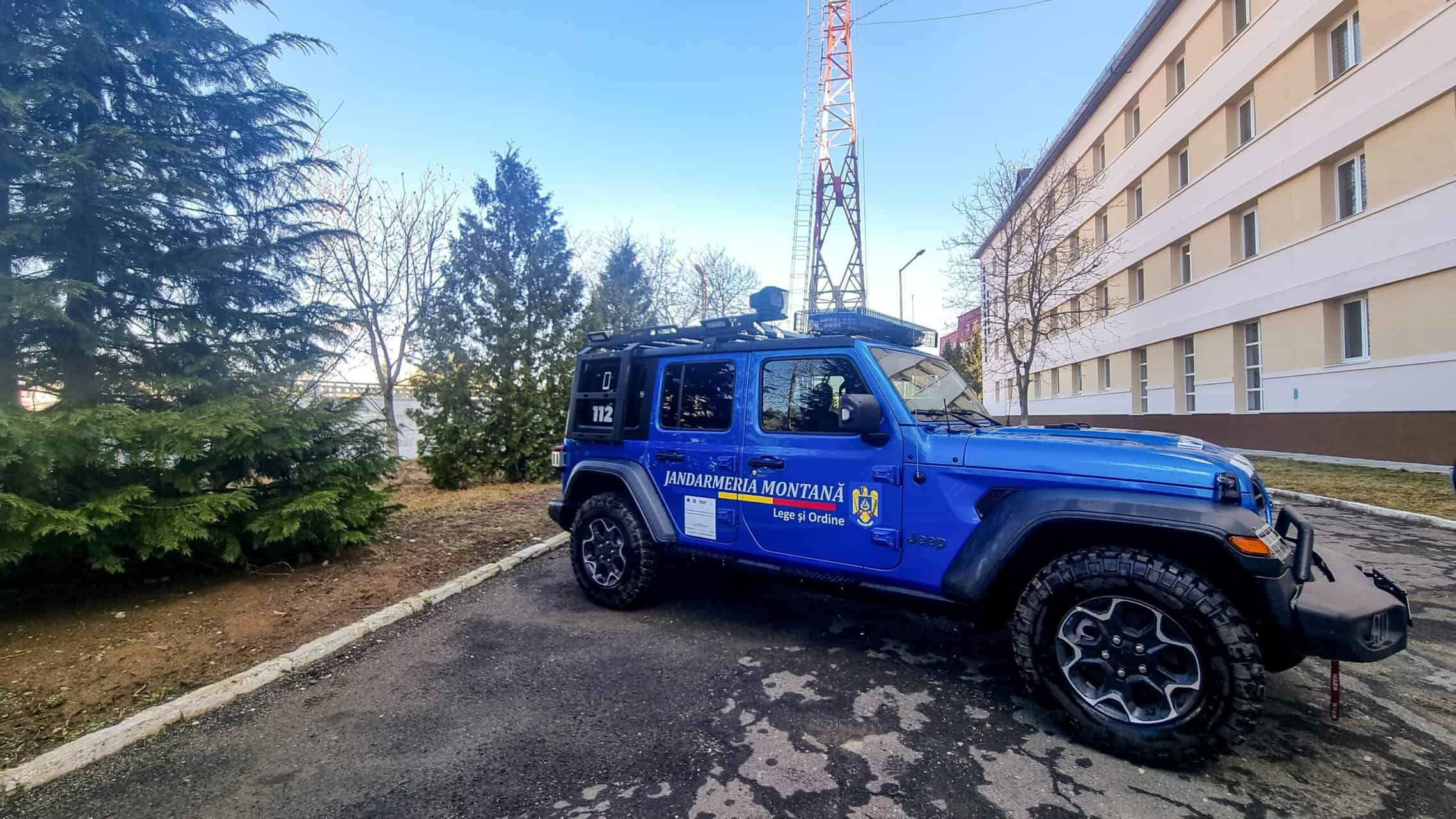 Jandarmeria Sibiu a primit două autospeciale noi. Un Wrangler Rubicon și un Ssangyong Musso Grand (foto)