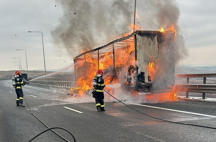 camion mistuit de flăcări pe autostrada a1 în zona viaductului de la aciliu (foto, video)