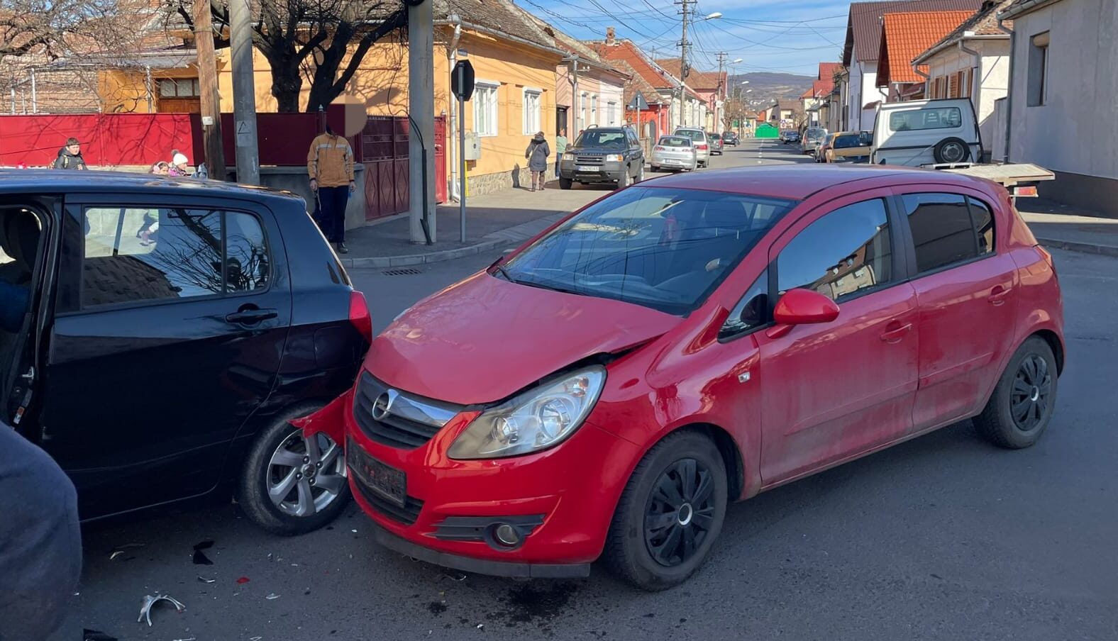 șofer de 83 de ani, rănit într-un accident pe strada treboniu laurian. a intrat într-o intersecție fără să se asigure (foto)