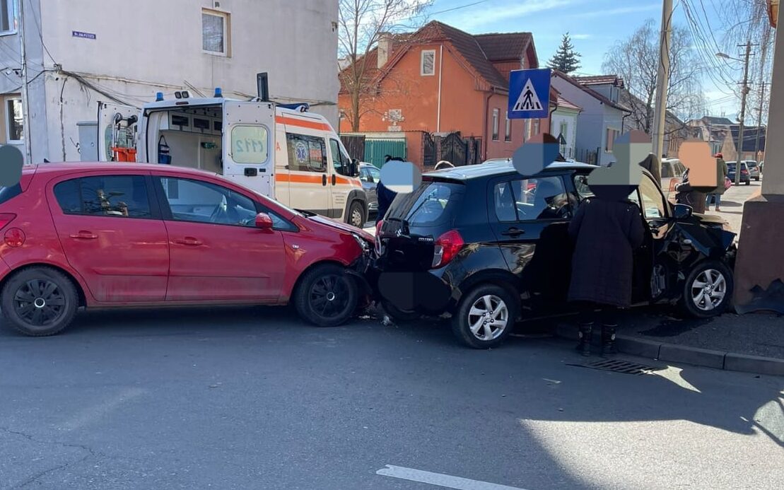 șofer de 83 de ani, rănit într-un accident pe strada treboniu laurian. a intrat într-o intersecție fără să se asigure (foto)