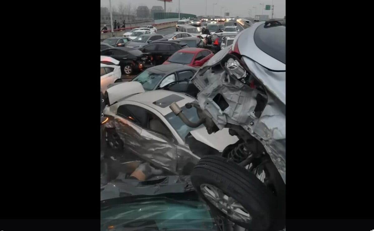 carambol pe o autostradă din china. peste o sută de mașini s-au tamponat din cauza gheții (video)