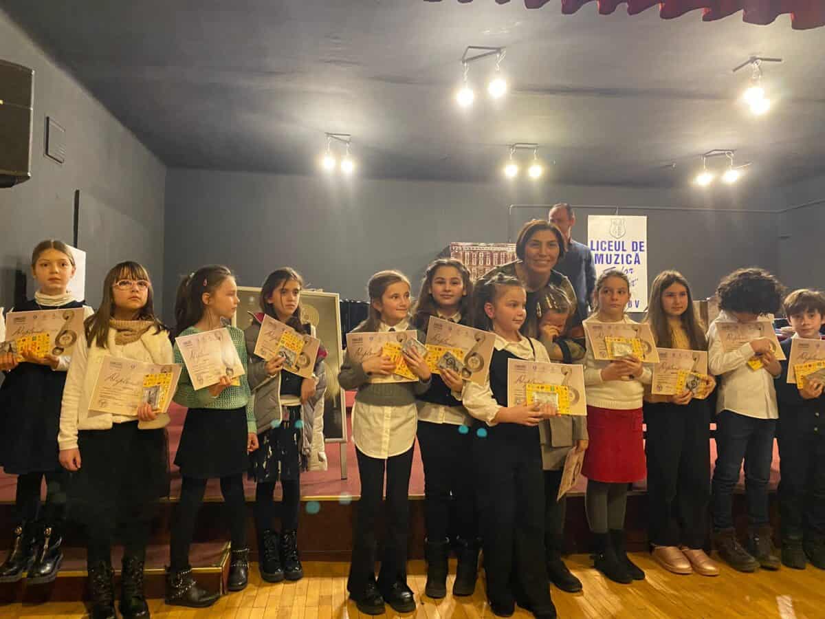premii pe bandă rulantă câștigate de elevi de la liceul de artă la un concurs muzical de la brașov. șapte s-au clasat pe locul 1