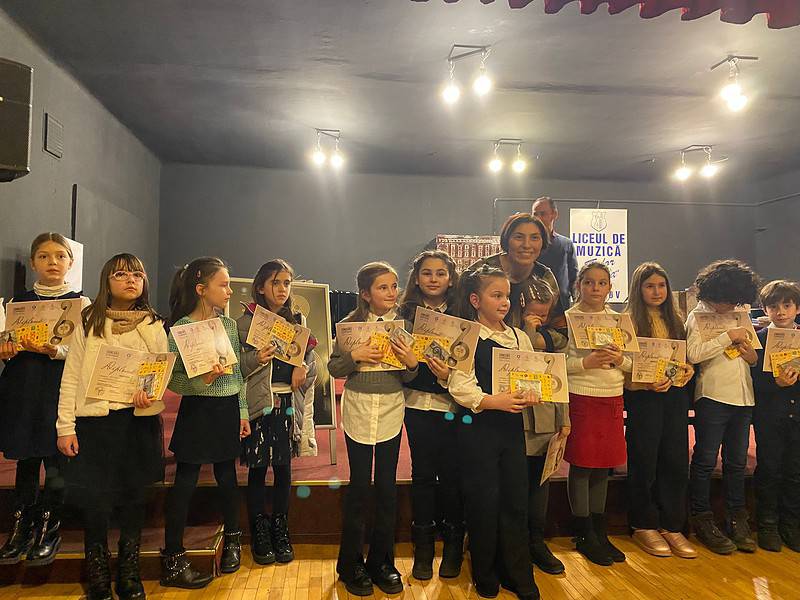 premii pe bandă rulantă câștigate de elevi de la liceul de artă la un concurs muzical de la brașov. șapte s-au clasat pe locul 1