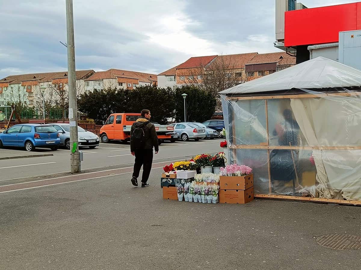 Corturile de flori și spațiile de vânzare ambulante ar putea fi înlocuite cu chioșcuri moderne la Sibiu. Mureșan: „Vom avea un oraș mai frumos” (video)