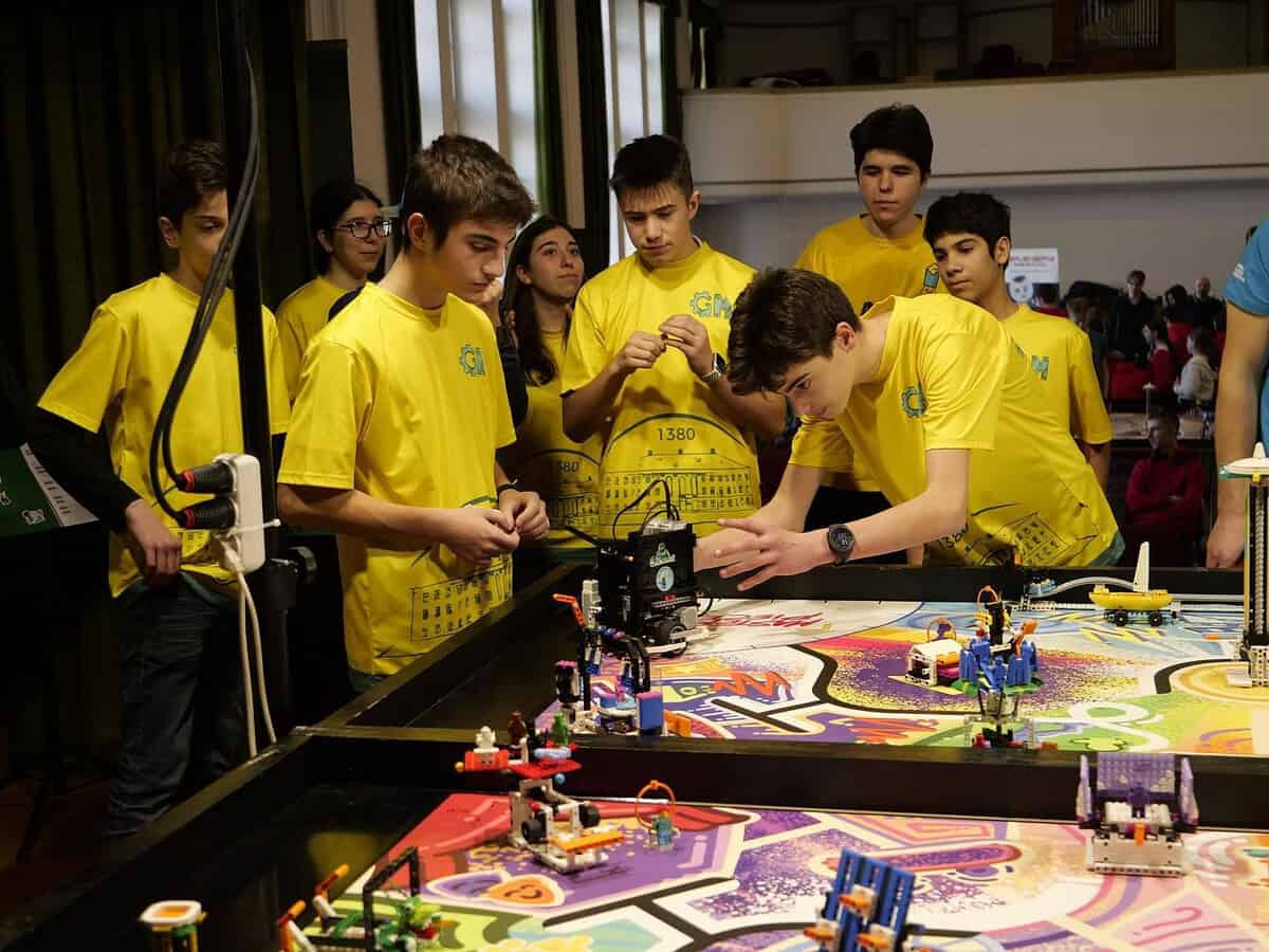 Echipa de robotică de la Colegiul Brukenthal s-a calificat la etapa națională a Concursului First Lego League. „A fost o bucurie imensă” (foto)