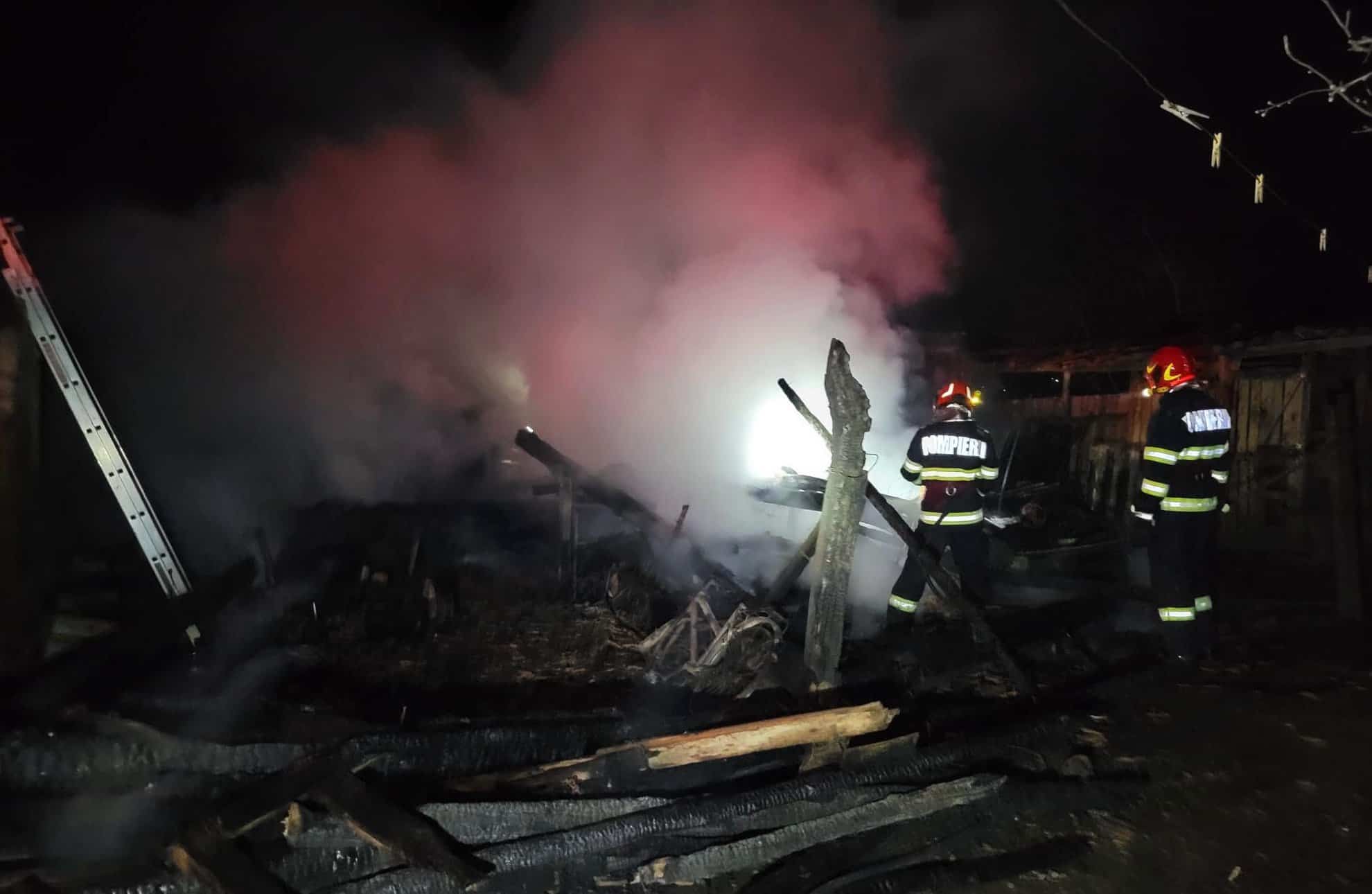 incendiu la o anexă gospodărească din șeica mare, un om rănit, animale și bunuri salvate de pompieri (foto)