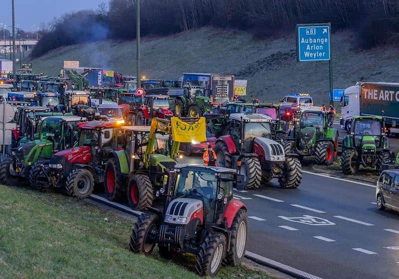 fermierii blochează frontiera dintre belgia și olanda. protestele continuă în europa