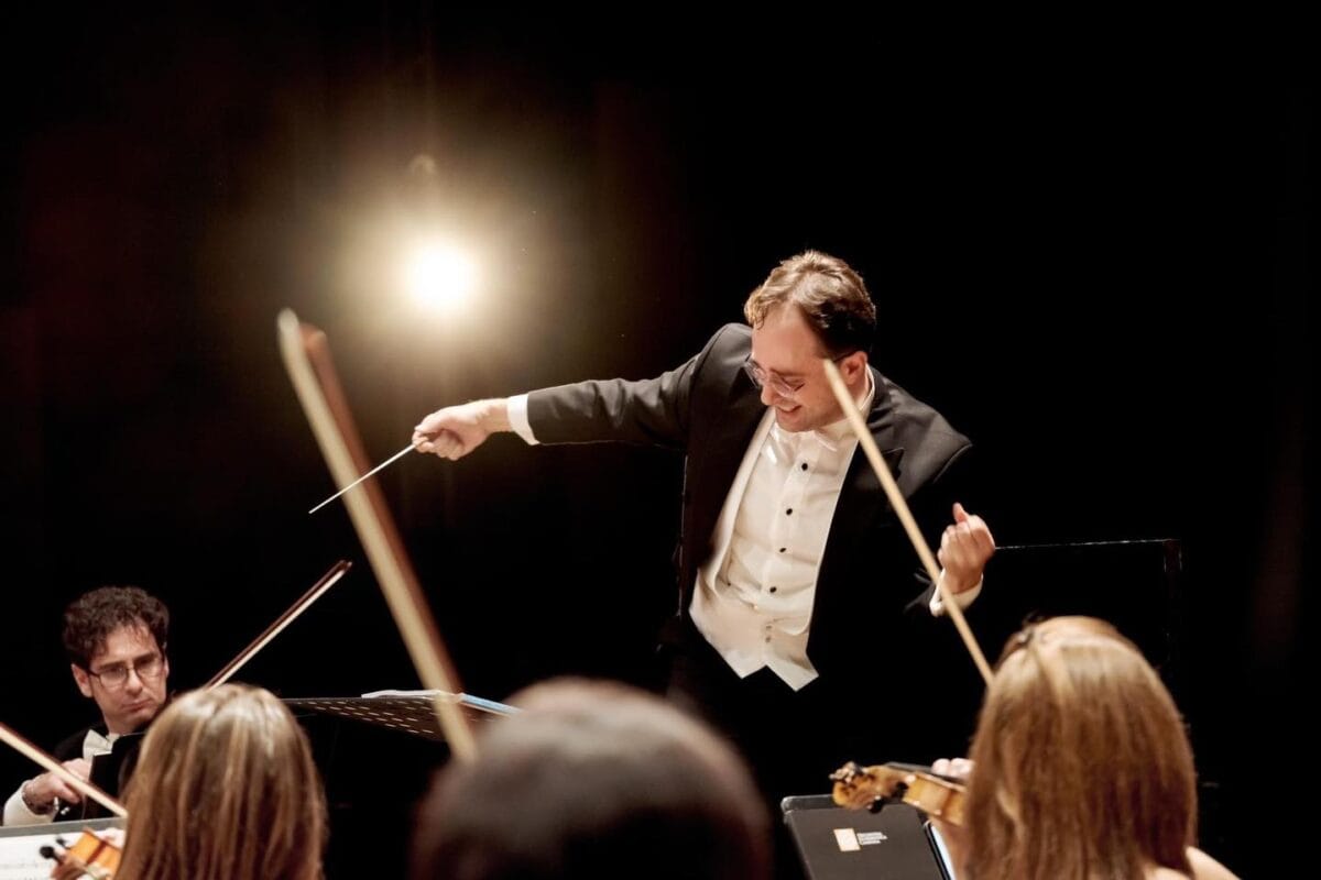 dirijorul italian giulio marazia vine joi la pupitrul orchestrei sibiene de la filarmonica de stat