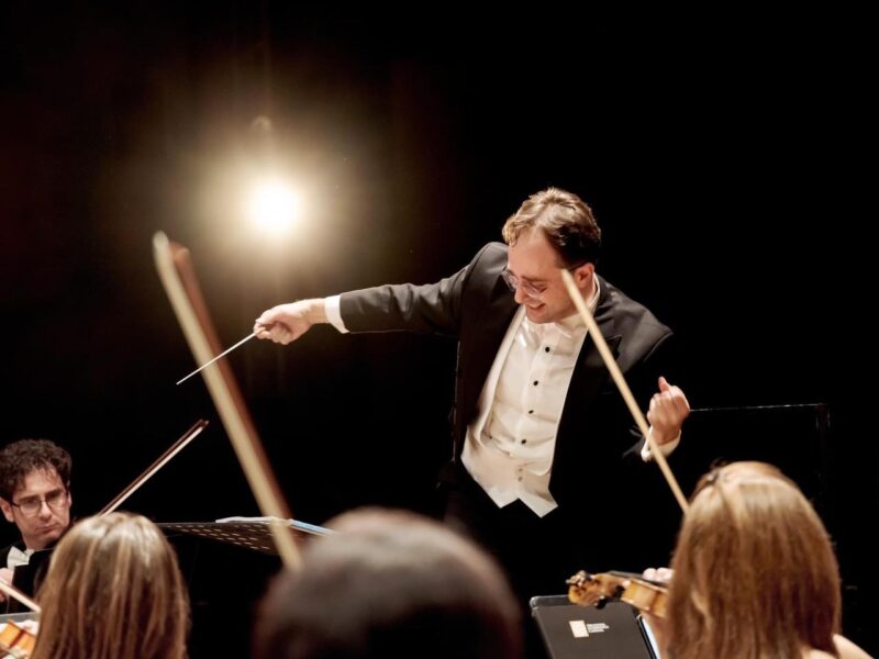 dirijorul italian giulio marazia vine joi la pupitrul orchestrei sibiene de la filarmonica de stat
