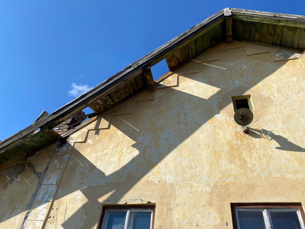 acoperișul gării mocăniței din cornățel are nevoie urgentă de reparații. „streașina dinspre peron stă să cadă” (foto)