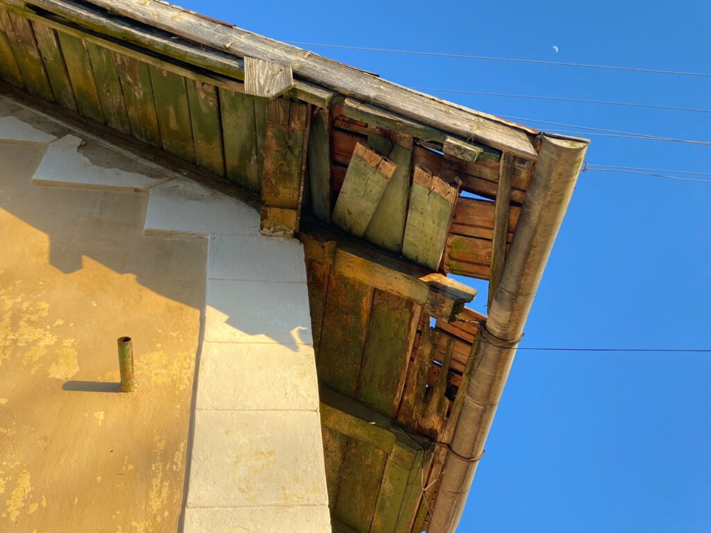 acoperișul gării mocăniței din cornățel are nevoie urgentă de reparații. „streașina dinspre peron stă să cadă” (foto)