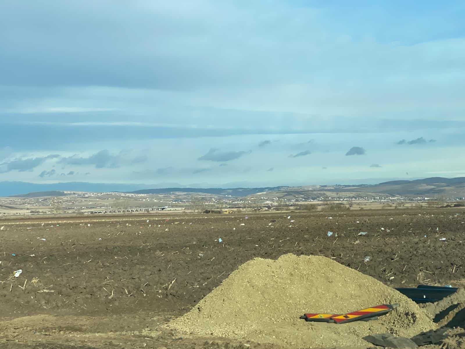 dezastru pe câmpul din zona industrială vest. gunoaie de la groapa din rusciori, împrăștiate de vânt (foto)