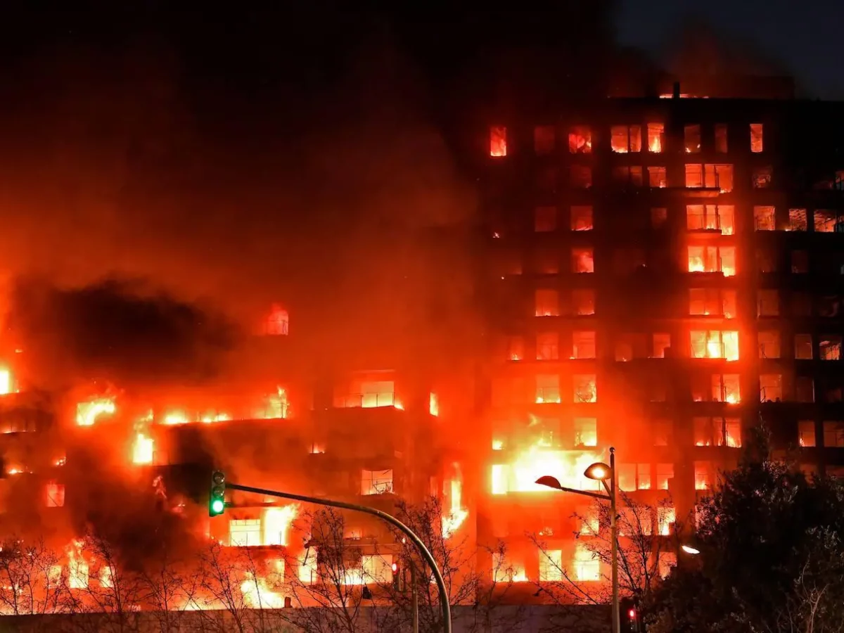 incendiu devastator la un complex rezidențial de 14 etaje în valencia