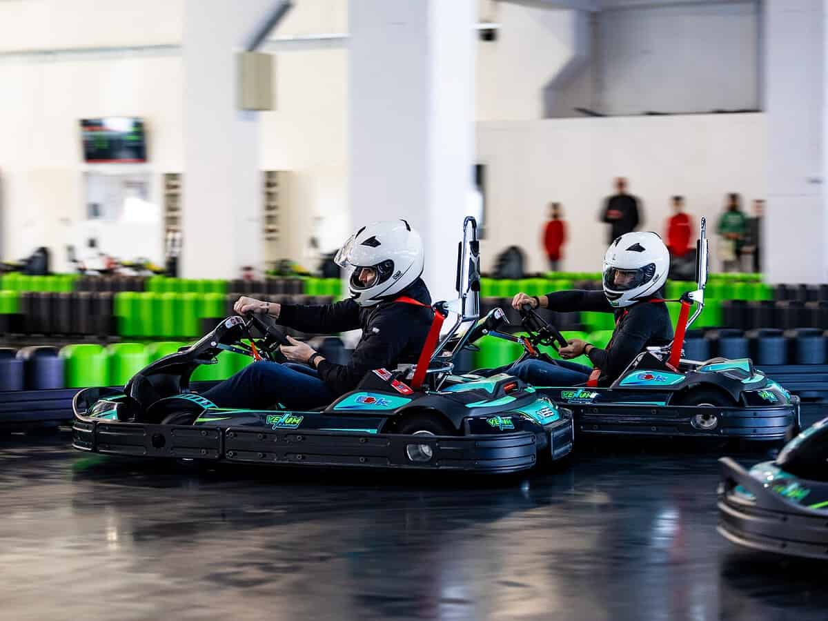 S-a deschis primul circuit de karting indoor în Sibiu. Totul este nou nouț, iar karturile sunt electrice (foto, video)