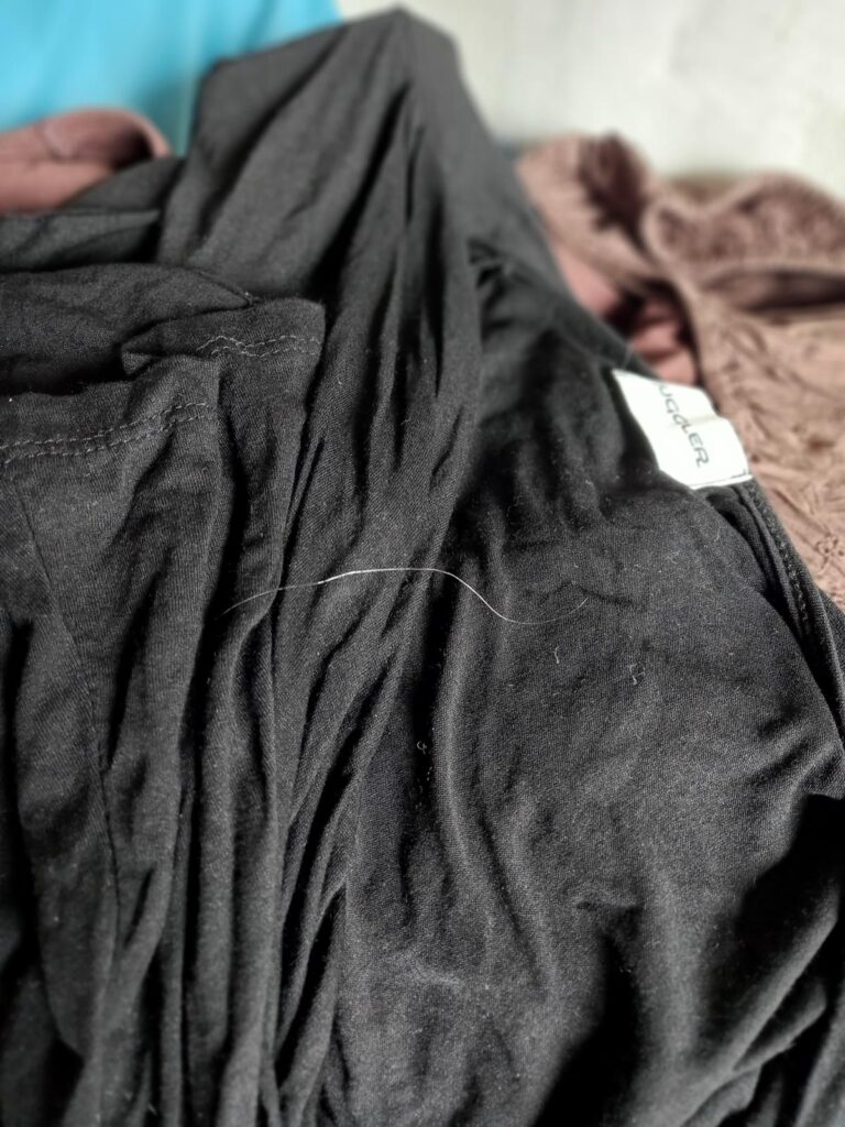 magazin second-hand din laslea amendat de anpc cu 19.000 de lei. au fost găsite haine și încălțăminte neigienizate (foto)