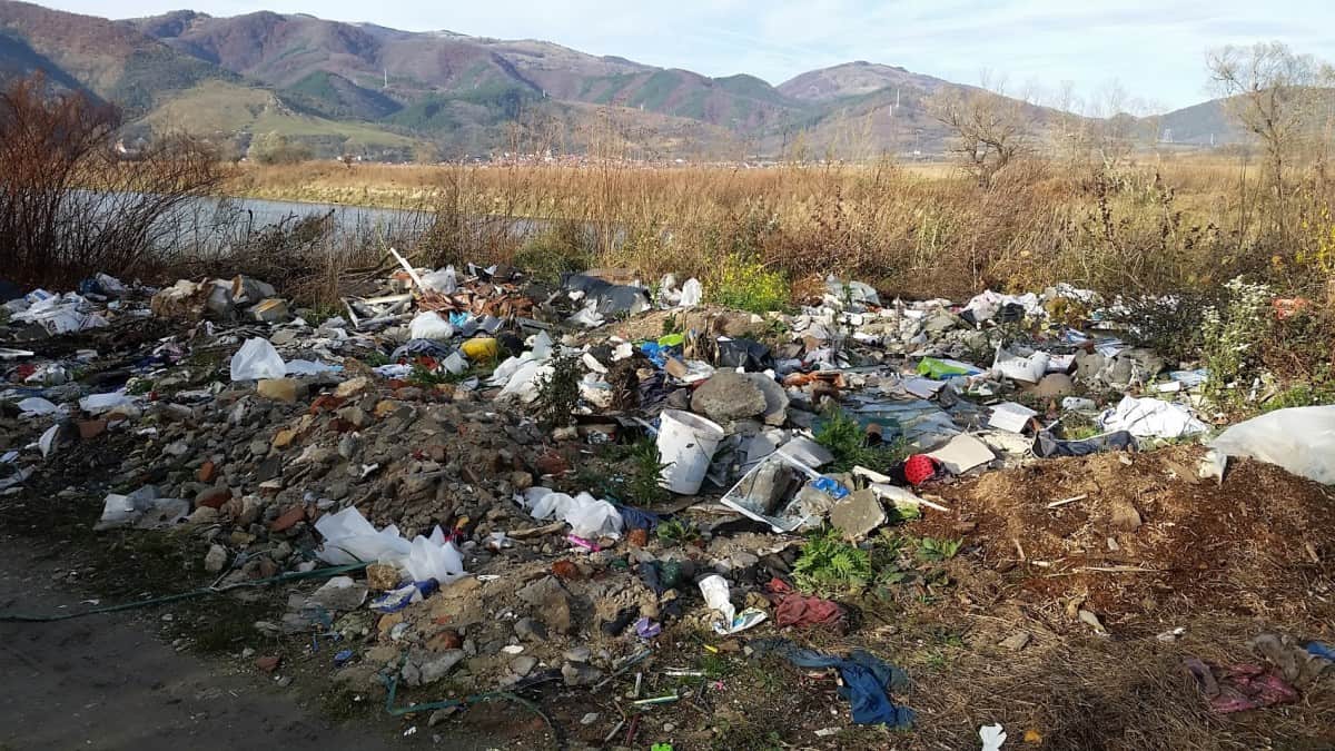 Râurile, pârăurile și câmpurile din jurul Sibiului sunt pline de gunoaie De ce atâta ură față de natură?