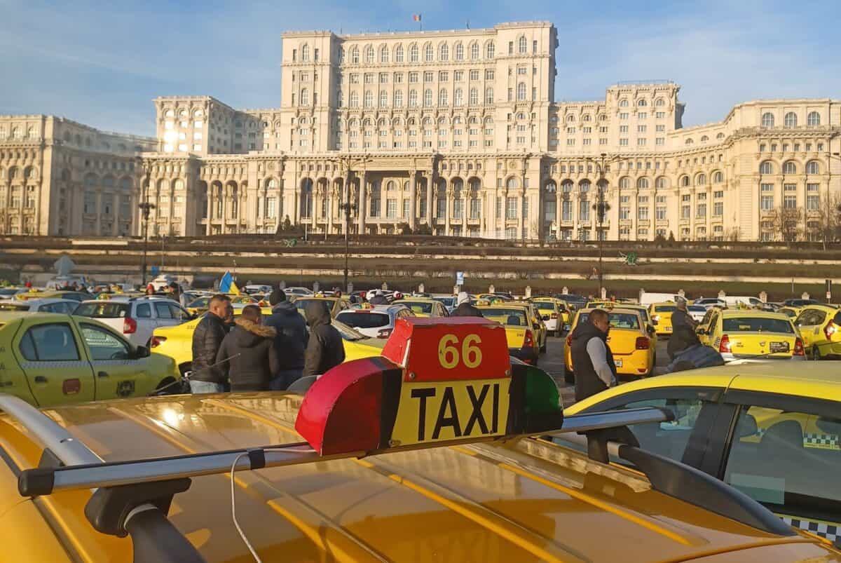 taximetriștii protestează luni la bucurești. au plecat spre capitală și mașini de la sibiu