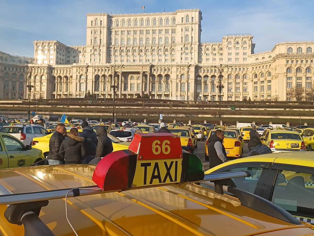 taximetriștii protestează luni la bucurești. au plecat spre capitală și mașini de la sibiu