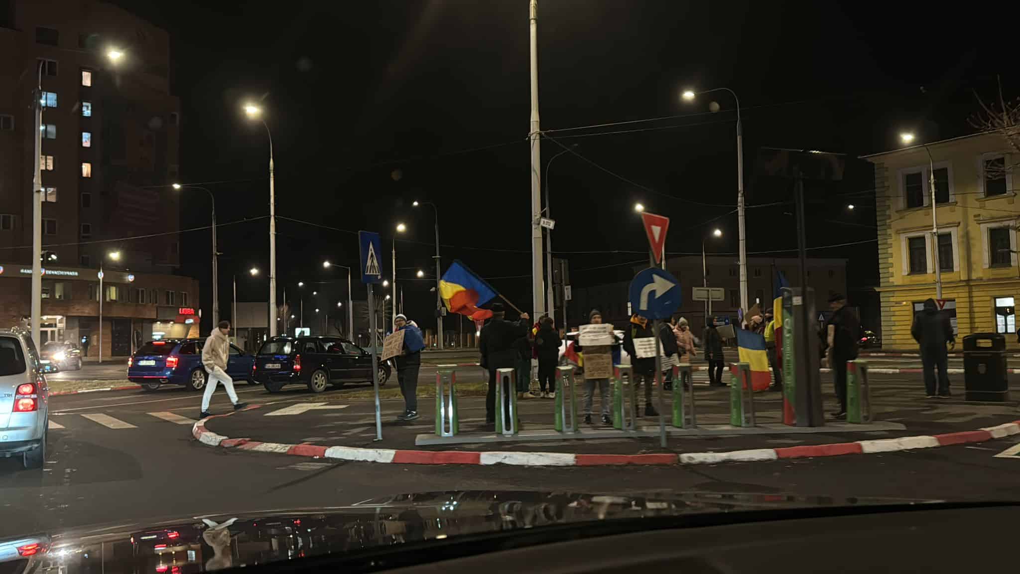 protestul împotriva măsurilor fiscale nu a avut succes la sibiu. aproximativ 20 oameni au ieșit în stradă, vineri seară (foto)
