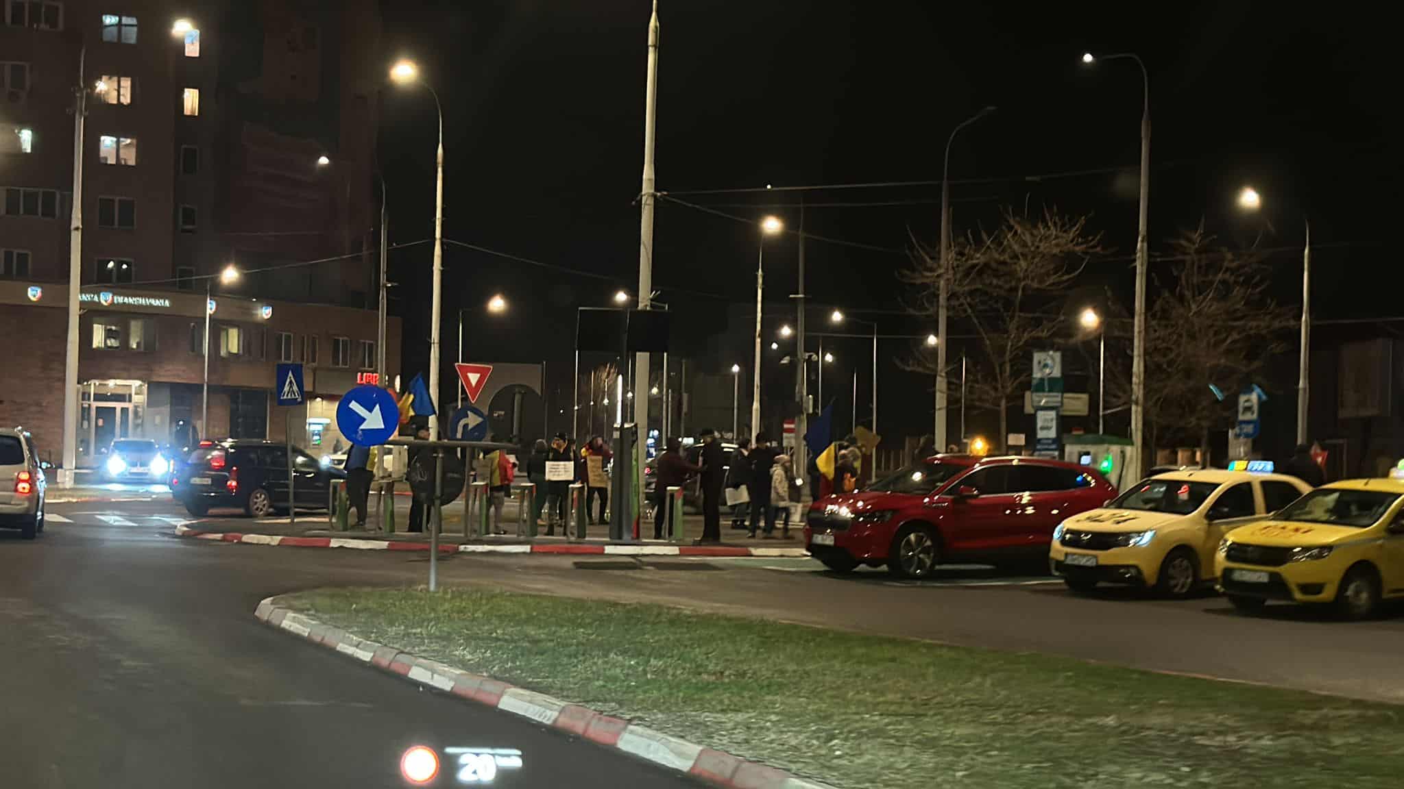 protestul împotriva măsurilor fiscale nu a avut succes la sibiu. aproximativ 20 oameni au ieșit în stradă, vineri seară (foto)