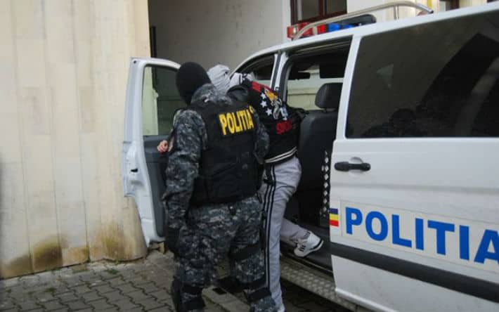 sibian reținut de poliție după ce a fost prins de două ori în aceeiasi zi fără permis la volan și a bătut și un consătean