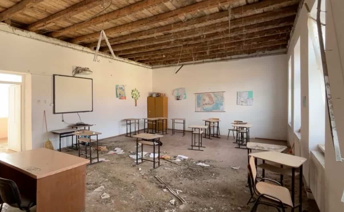 directorul școlii din alămor, după ce tavanul unei clase s-a prăbușit peste elevi. „cine știa că o să cadă? clădirea e din 1936” (foto)
